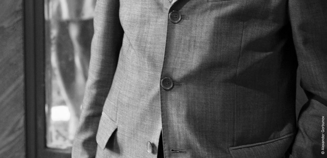 Почему не застегивают нижнюю пуговицу пиджака